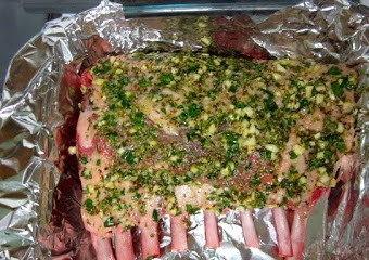 1. Этап. Ребрышки ягненка в духовке: Разогрейте духовку до 250 градусов. Форму для выпечки застелите фольгой, которую смажьте растительным маслом. Выложите на нее ребрышки, отправьте их запекаться.