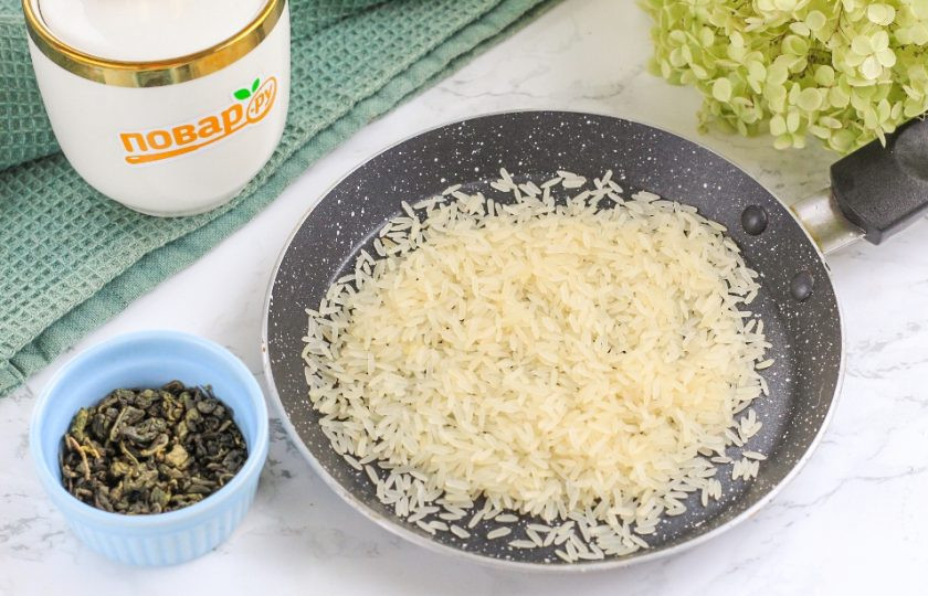 1. Этап. Гэммайтя: Прогрейте сковороду на плите и убавьте нагрев до умеренного. Высыпьте в сковороду непромытый рис и равномерно распределите по дну.