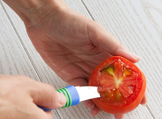 1. Этап. Помидоры с сырной начинкой: 5. Вырезаем сердцевину у каждого помидоры и вытаскиваем ее ложкой.