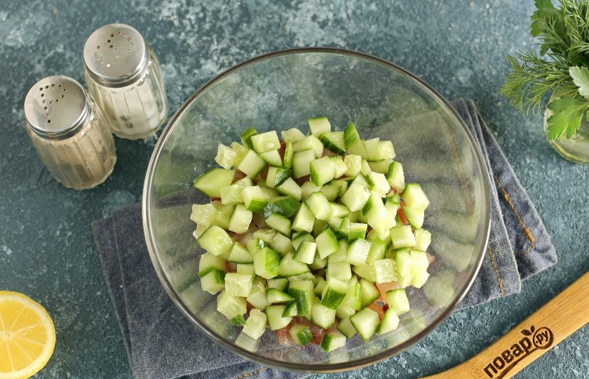 1. Этап. Салат с вяленой рыбой: Добавьте нарезанный примерно такими же кубиками огурец.