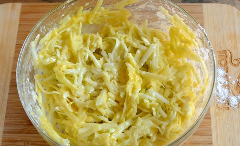 1. Этап. Драники из кабачков: Вот тесто для драников из кабачков и готово. Теперь приступает непосредственно к жарке.