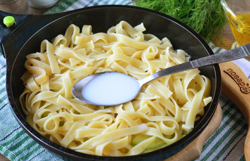 1. Этап. Фетучини с кабачками: Всыпьте фетучини в сковороду с овощами. Влейте сливки. Тушите все вместе 5-7 минут на небольшом огне.