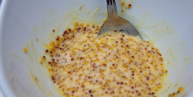 1. Этап. Окорок По-купечески: Пока окорок запекается, поливайте его образовавшимся соком, чтобы он не засох. А также приготовьте соус, с которым будем его запекать на втором этапе приготовления: смешивайте 1 яичный желток, одну столовую ложку сахара и 2 столовые ложки зерновой горчицы.