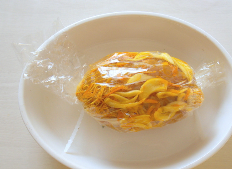 1. Этап. Мраморная индейка: Переложите в рукав для запекания, завяжите концы и сделайте несколько проколов. Выложите рукав с мясом в форму для запекания и влейте немного воды.