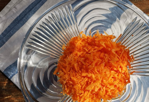 1. Этап. Салат Новатор: Натереть на крупной тёрке сырую морковь