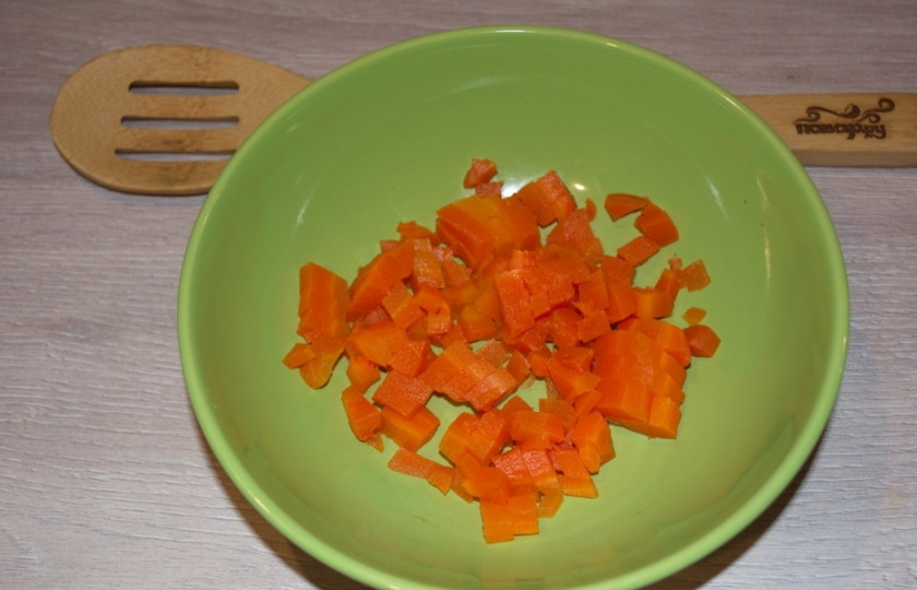 1. Этап. Салат Уральские самоцветы: Отварную морковь нужно нарезать небольшими кубиками. Блюдо будем готовить в едином салатнике. Нарезанную отваренную морковь складываем в мисочку.