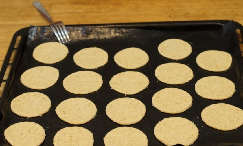 1. Этап. Печенье затяжное Мария: 5. Выкладывать круги нужно на не большом расстоянии друг от друга. Отправляем в духовку на 8-10 минут.