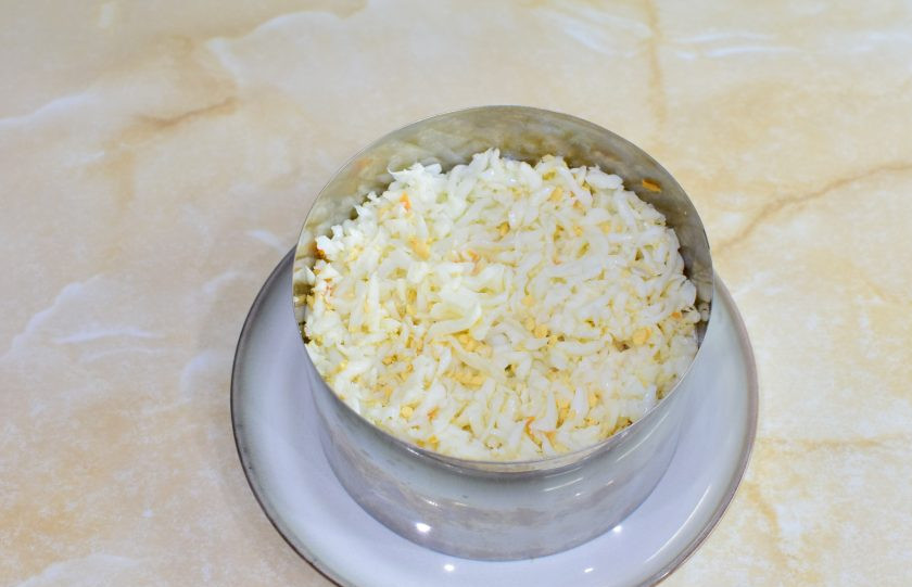 1. Этап. Салат Сельдь под шубой: Следующим слоем тертые вареные яйца. Отложите 1-2 желтка отдельно, для верха салата. А остальное следующим слоем салата.