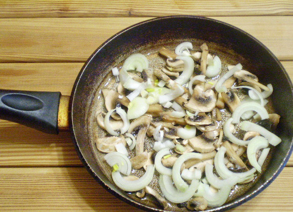 1. Этап. Салат к красному вину: 3. Лук и грибы обжарить до готовности на сковороде на среднем огне с добавлением минимального количества масла.