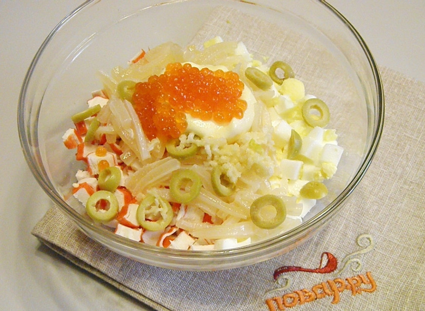 1. Этап. Салат с кальмарами самый вкусный: Сложите все ингредиенты салата в салатнике. Как я уже писала, чеснока нужно совсем чуточку для аромата, где-то треть не большого зубка. Или просто перед подачей салата смажьте чесноком пиалочку, после выложите салат.