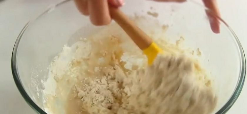 1. Этап. Быстрые маленькие пирожки с картошкой: 3. Приготовьте тесто: в миску всыпьте муку, соль и перемешайте. Добавьте растительное масло и очень горячую воду. Перемешайте тесто ложкой.