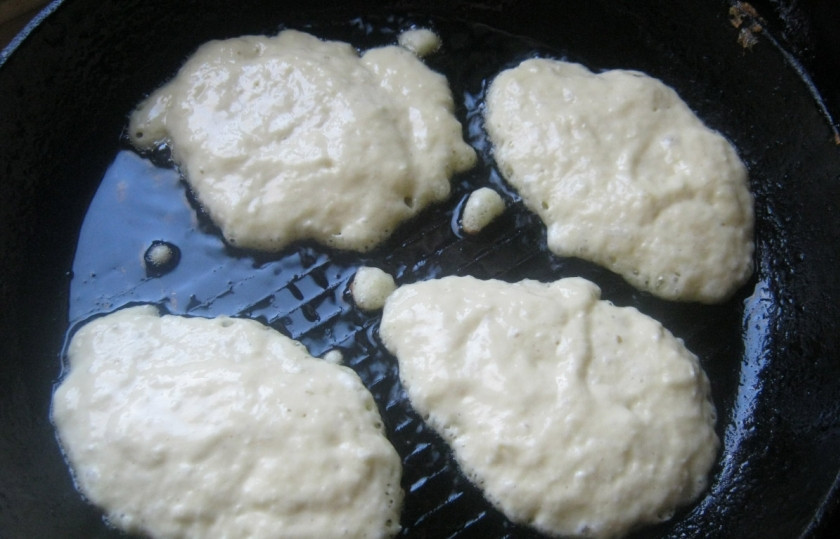1. Этап. Дрожжевые оладушки на кефире: Даем тесту подойти около 20 минут. Затем выкладываем столовой ложкой на раскаленную сковороду с растительным маслом. Поджариваем с обеих сторон до золотистости.
