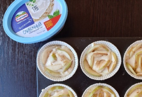 1. Этап. Творожные кексы с яблоком: Добавляем муку, соду, гашеную уксусом, и взбиваем ещё раз. Раскладываем по формочкам.