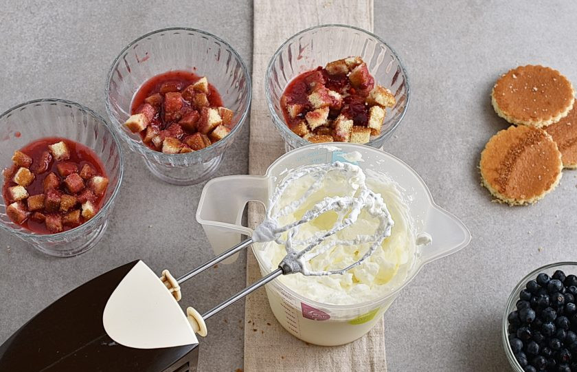 1. Этап. Десерт из мороженого: Взбейте сливки до жестких пиков.