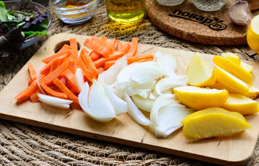 1. Этап. Плов с курицей и айвой: Почистите все овощи, промойте айву. Морковь нарежьте соломкой, а лук и айву — полукольцами.