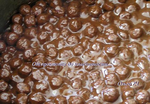 1. Этап. Торт Шоколадный трюфель без выпечки: Выложите массу в форму (18 см), разровняйте, уберите в холодильник.