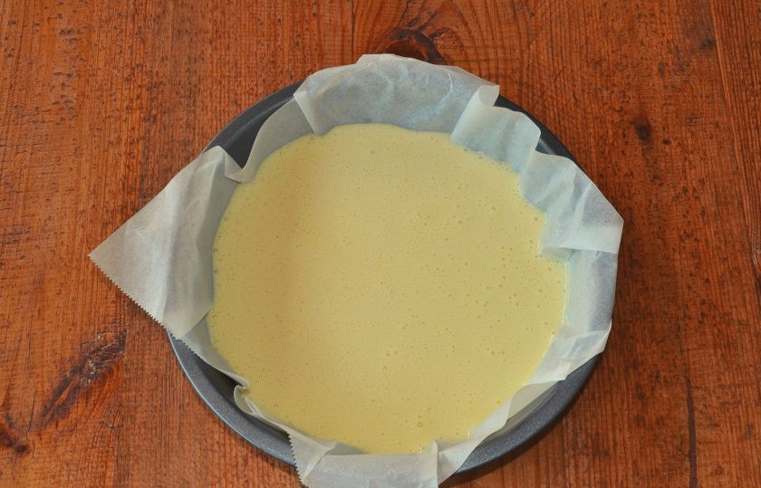 1. Этап. Торт Северный: Тщательно взбейте тесто до однородности и вылейте в форму для выпекания, застеленную пергаментом.