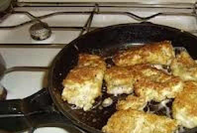 1. Этап. Жареная щука: Выливаем кляр в миску с кусочками рыбы. Хорошо перемешиваем. Жарим на разогретой сковородке до корочки.