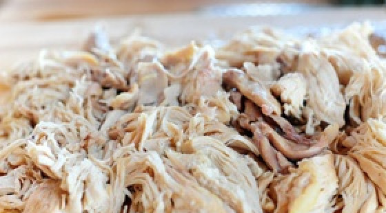 1. Этап. Чихиртма из курицы: Мясо вынимаем из бульона и нарезаем на небольшие кусочки.