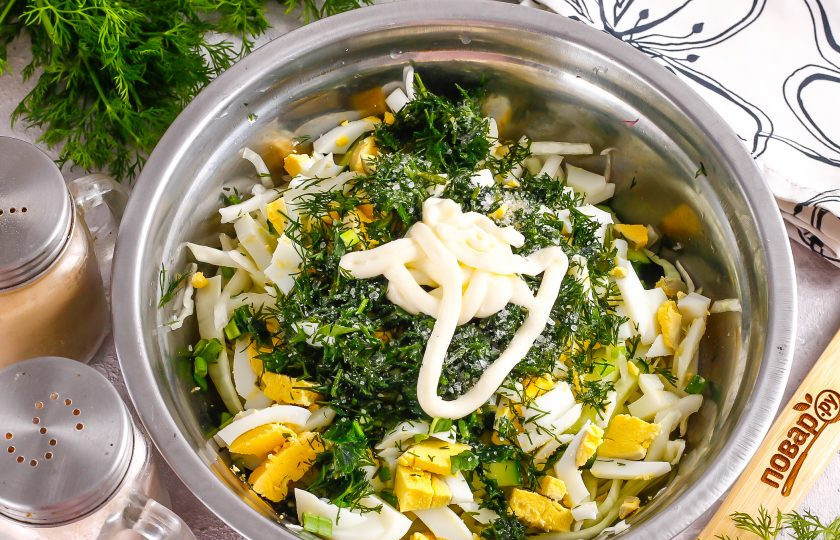 1. Этап. Салат Бело-зеленый: Промойте свежую зелень, измельчите ее и добавьте в салат. Всыпьте соль, выложите майонез или сметану любой жирности. Аккуратно все перемешайте.