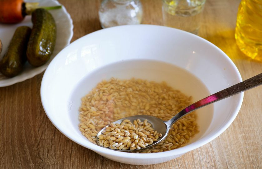 1. Этап. Салат с перловкой на зиму: Промойте перловку и замочите в воде на 5-6 часов.