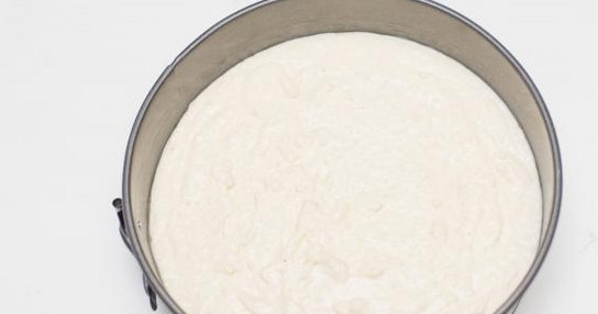 1. Этап. Диетическая творожная запеканка без манки: 4. Выпекайте около 40-50 минут до румяности.