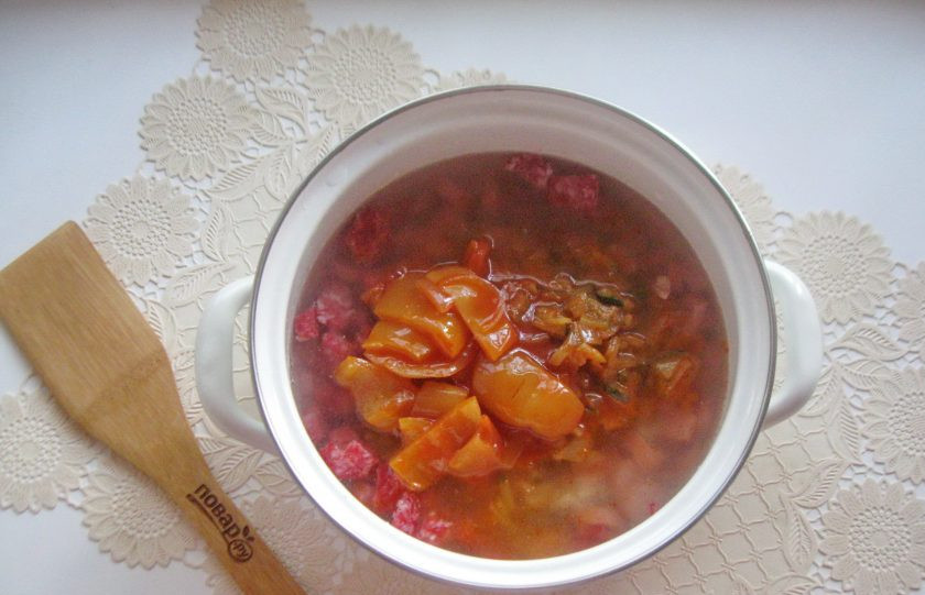 1. Этап. Солянка с лечо: Выложите лечо.