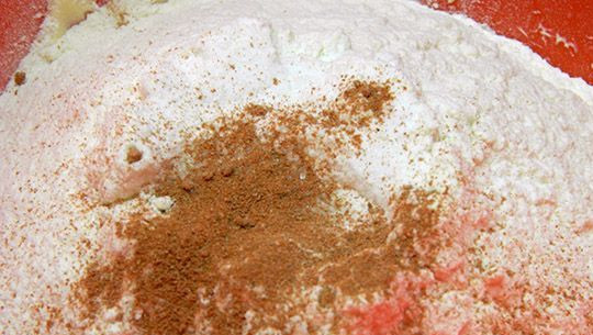 1. Этап. Печенье с сыром: Добавляем к получившейся смеси муку, соду, соль, сахар и паприку.