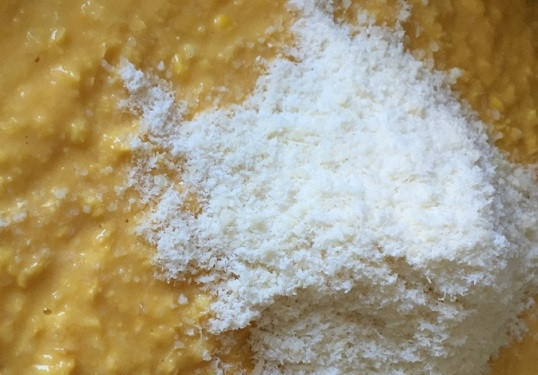 1. Этап. Рецепт кукурузного пирога: 6. Добавьте немного соли, вбейте яйцо и всыпьте тертый Пармезан. Перемешайте до однородности.