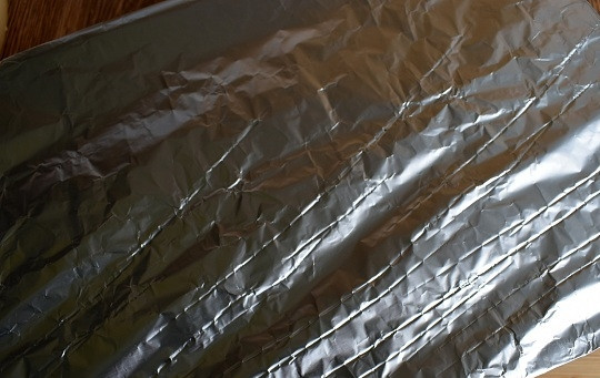 1. Этап. Курица с рисом и овощами в фольге: Форму для запекания накройте фольгой, поставьте в разогретую до 190 градусов духовку на 50 минут.