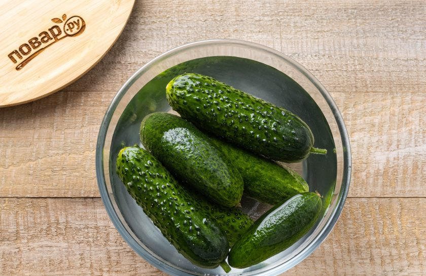 1. Этап. Салат из огурцов с базиликом на зиму: Огурцы помойте, затем замочите в холодной воде на пару часов.