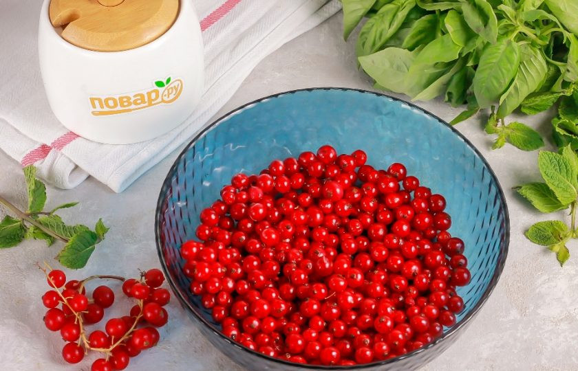 1. Этап. Варенье из красной смородины и персиков: Ягоды снимите с веточек и высыпьте в глубокую емкость. Залейте водой и промойте, слейте жидкость.