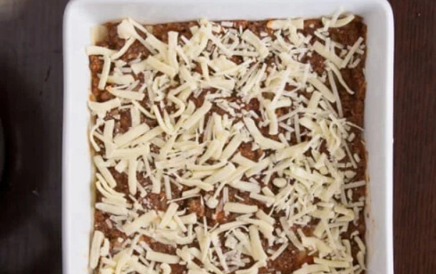1. Этап. Вкуснейшая лазанья: 8. Посыпьте небольшим количеством тертого сыра.