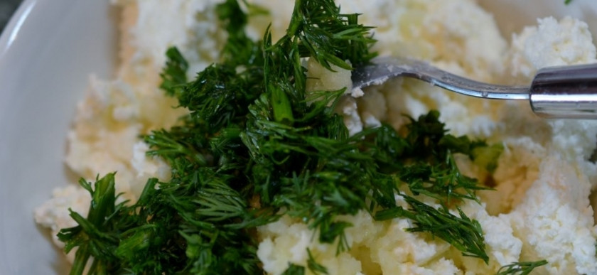 1. Этап. Сигара бореги: Для начинки творог посолите, добавьте к нему нарезанный укроп. Перемешайте.