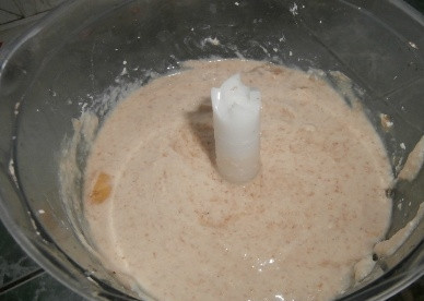 1. Этап. Творожная запеканка с бананом (диетическая): Очищаем бананы, измельчаем их в блендере. Затем добавляем к ним все остальные ингредиенты и перебиваем-перемешиваем до получения однородной массы.