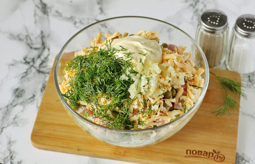 1. Этап. Салат Старый Новый год: Зелень измельчите ножом, чеснок пропустите через пресс. Заправьте салат майонезом, посолите и поперчите по вкусу.