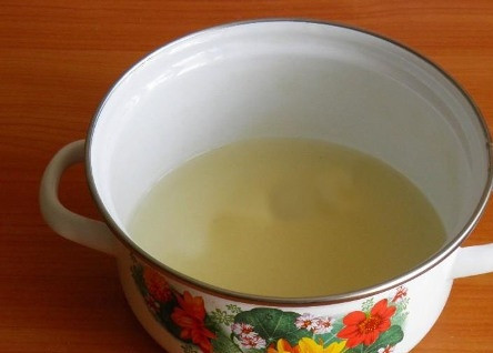 1. Этап. Земляничное варенье быстро: В небольшую кастрюлю добавляем воду и сахар.