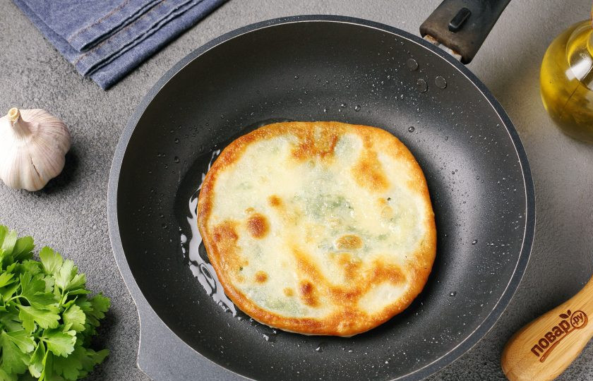 1. Этап. Ароматные чесночные лепёшки: Выложите на раскалённую сковороду с маслом и обжарьте на среднем огне до золотистого цвета.