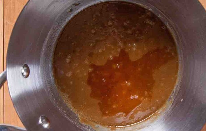 1. Этап. Тонкое овсяное печенье: 2. Растопите масло и перемешайте его с сахаром до получения густой коричневой массы.