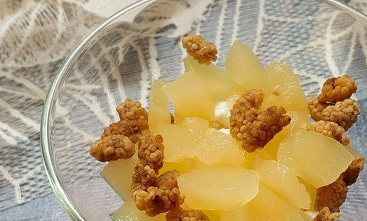 1. Этап. Творожный салат с грушей и шелковицей: Добавить подготовленную шелковицу.