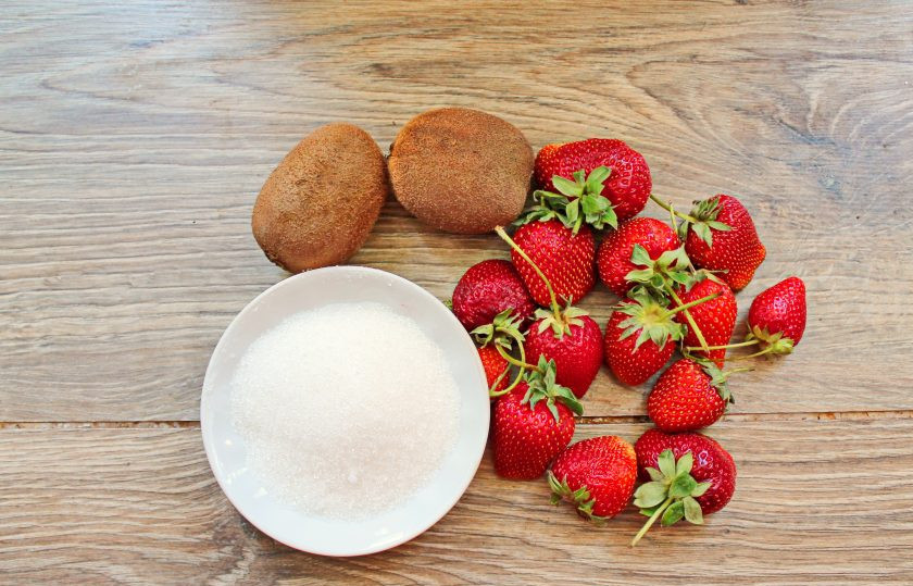 1. Этап. Варенье из клубники с киви: Подготовьте все необходимые ингредиенты для приготовления варенья из клубники и киви. Ягоды переберите, сполосните, дайте воде полностью стечь и удалите хвостики.