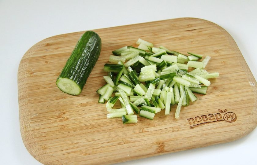 1. Этап. Рассольник из свежих огурцов: Огурец нарежьте небольшой соломкой.