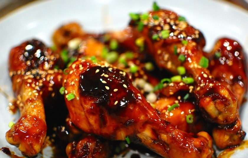 1. Этап. Куриные ножки в соусе Терияки: 9. Вылейте приготовленный соус на мясо, нарежьте мелко зеленый лук и украсьте им мясо, посыпьте кунжутом.