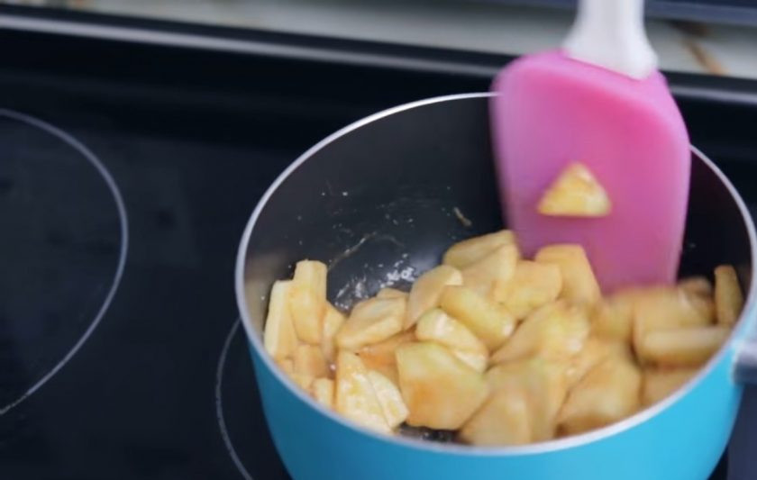 1. Этап. Яблочный чизкейк в баночках: 1. Яблоки очистите от кожуры и нарежьте небольшими ломтиками. Добавьте к ним сахар, карамельный соус, корицу, мускатный орех и лимонный сок (1 ч. ложка).