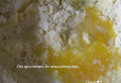 1. Этап. Пирог с абрикосами и малиной: Добавьте желток, ванилин, щепотку соли и воду.