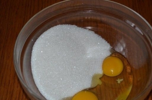 1. Этап. Торт Минутка на сковороде: 2. Яйца взбейте с сахаром.