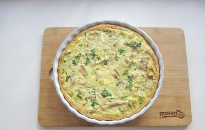 1. Этап. Киш с курицей и цветной капустой: Выпекайте киш в духовке при температуре 175-180 градусов 35-40 минут.