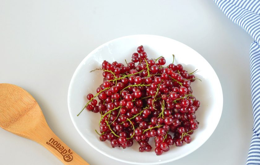 1. Этап. Морс из красной смородины: Смородину вымойте, переберите, снимите с веточек ягодки.