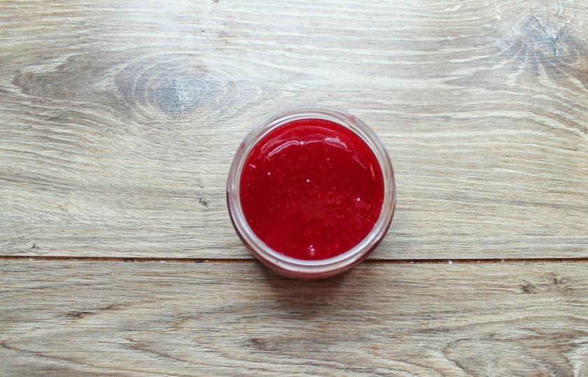 1. Этап. Клюквенный кисель Правильный: Клюкву переберите, сполосните и помните ягоды до состояния пюре. Отожмите сок и уберите пока в холодильник.