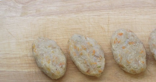 1. Этап. Рыбные котлеты с рисовой полентой: Сформировать котлеты смачивая руки в воде.